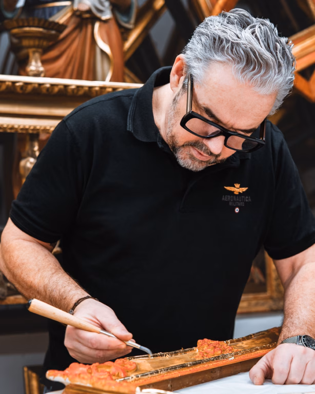 Thomas Hager beim Restaurieren eines Bilderrahmens in seiner Werkstatt.