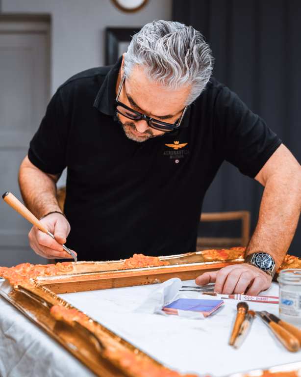 Thomas Hager beim Restaurieren