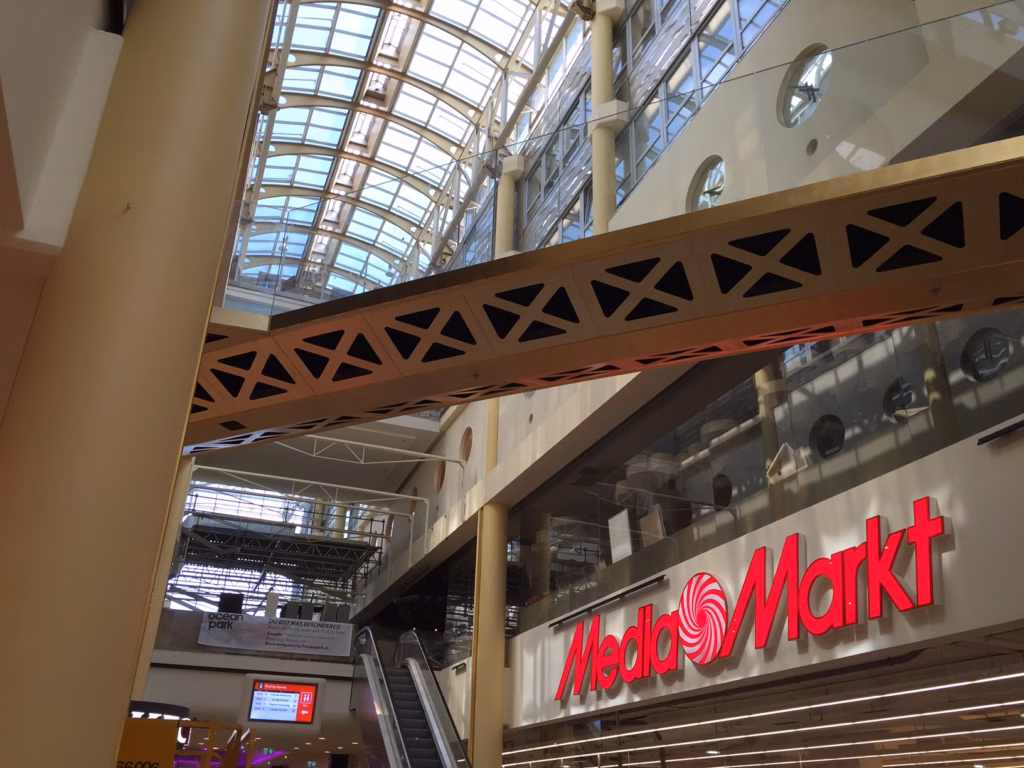 Brücke Einkaufszentrum Plus City